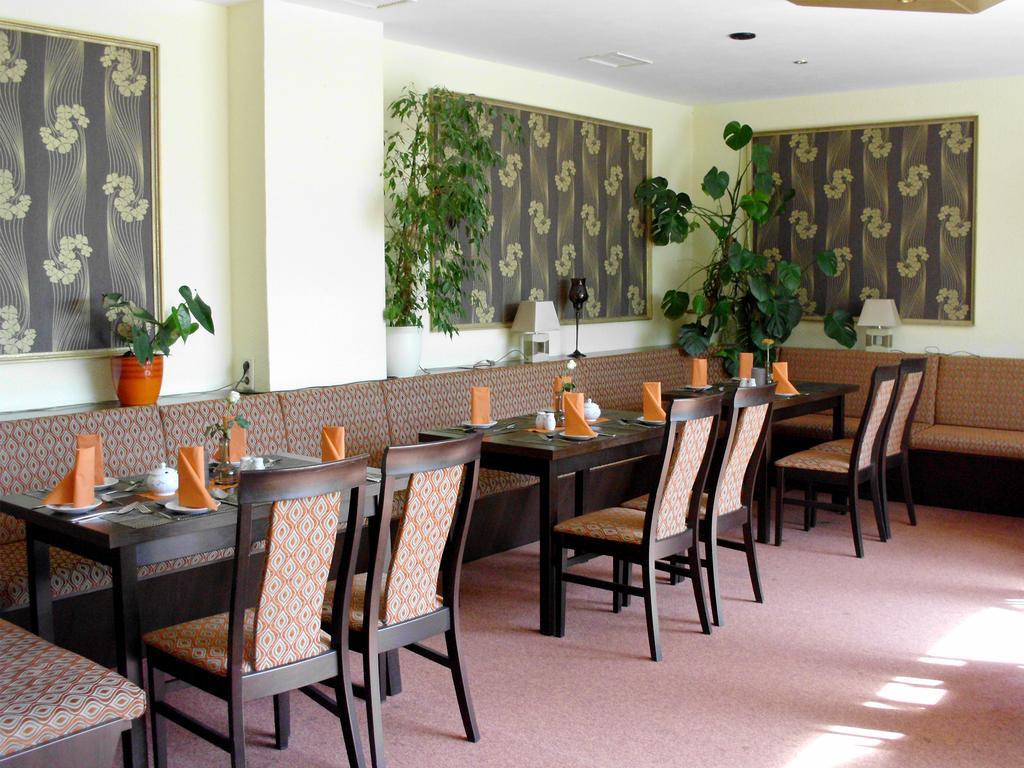 Mucha Ohg Hotel Sembziner Hof Klink Extérieur photo