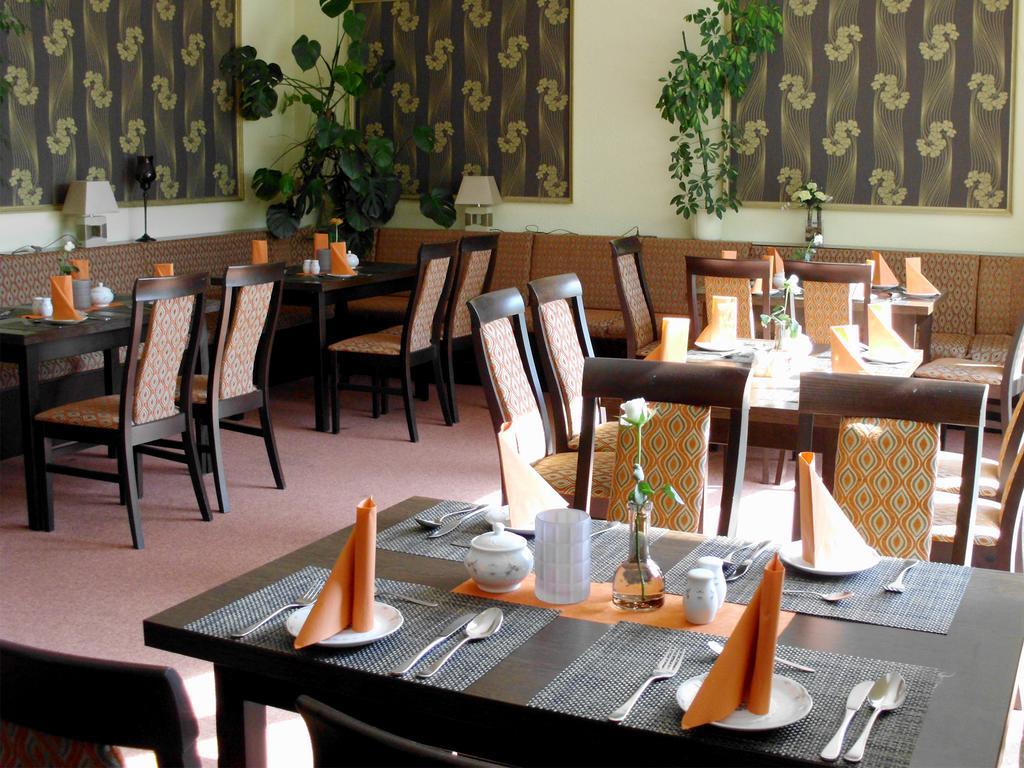 Mucha Ohg Hotel Sembziner Hof Klink Extérieur photo