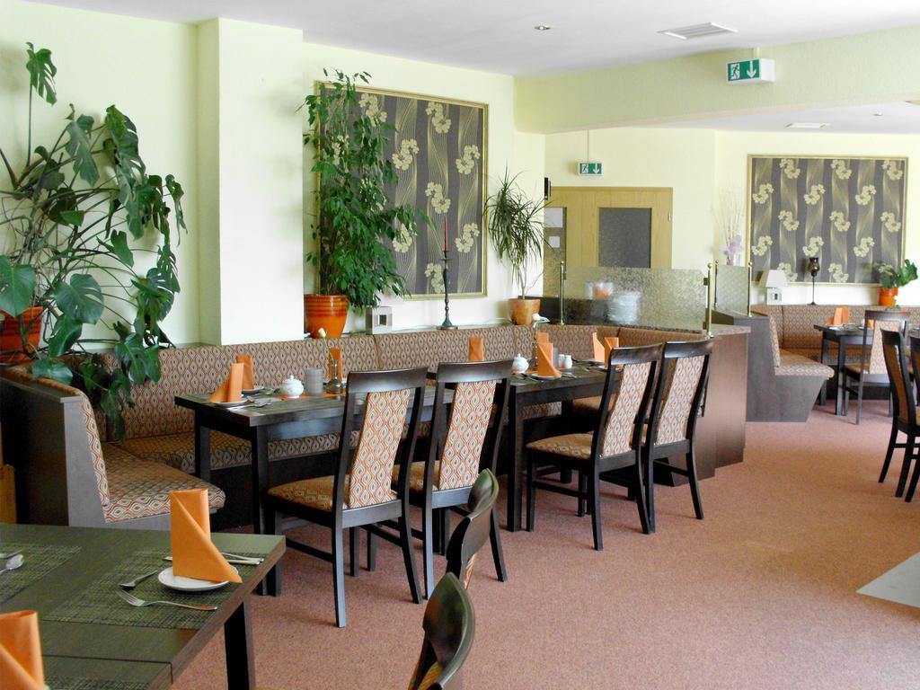 Mucha Ohg Hotel Sembziner Hof Klink Extérieur photo